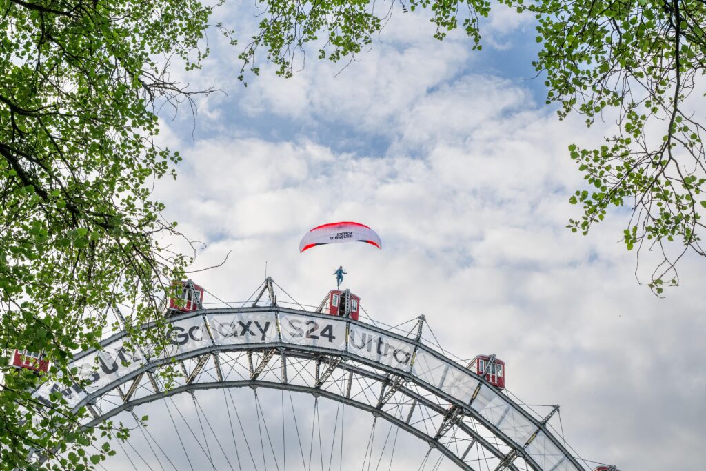 Paragleiter Roland Brunnbauer fliegt vom Wiener Riesenrad